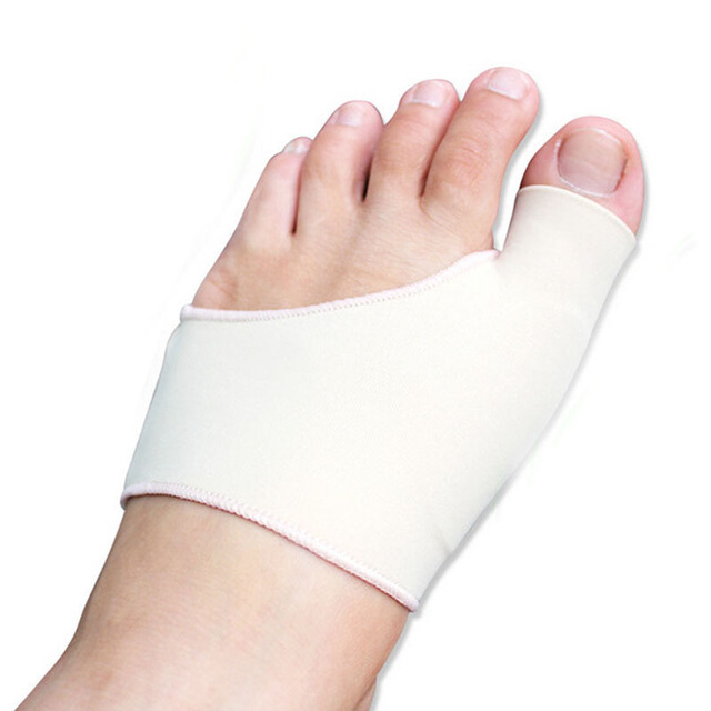 Korektor hallux valgus Korektor vbočeného palce na chodidle obepínající palec u nohy a nárt. Korektor je v bílé barvě.
